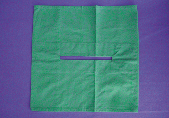 Abdecktuch 100 x 100 cm, mit Schlitz 35